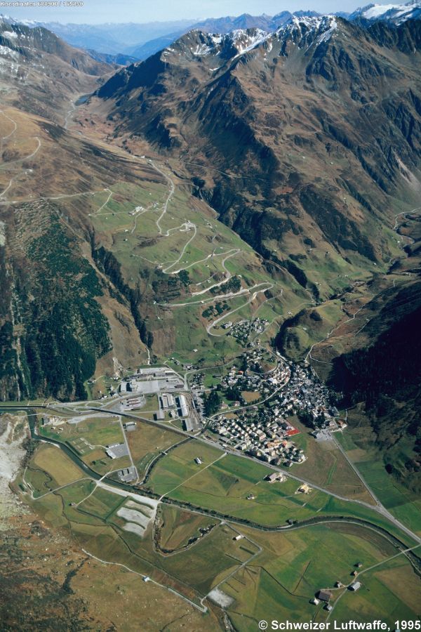 Andermatt (Blick Richtung NE): links Waffenplatz Altkirch; Oberalppass mit Oberalpsee